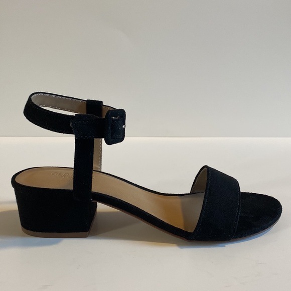 ✨BRAND NEW✨ OLD NAVY BLACK FAUX SUEDE SANDALS WITH SHORT HEEL - Picture 2 of 11